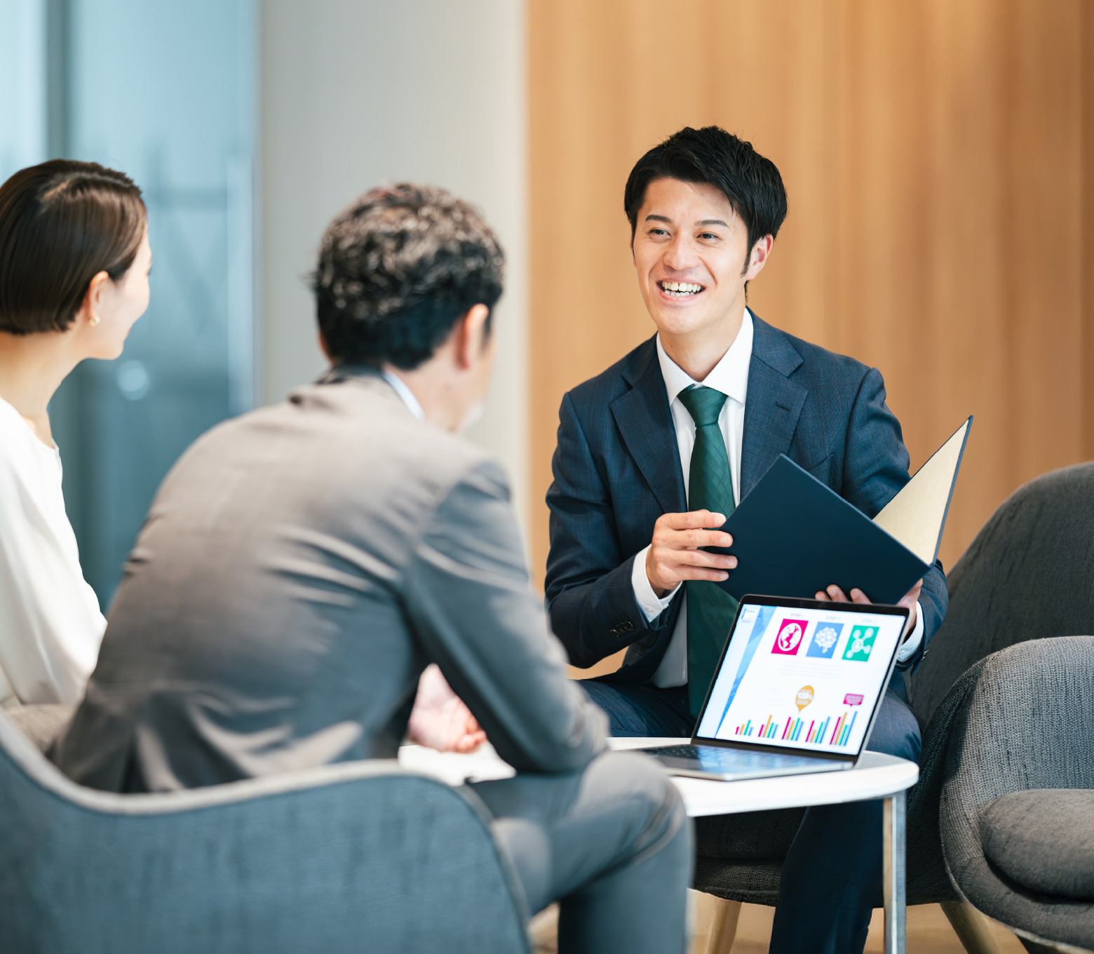 資金計画について説明する営業マン