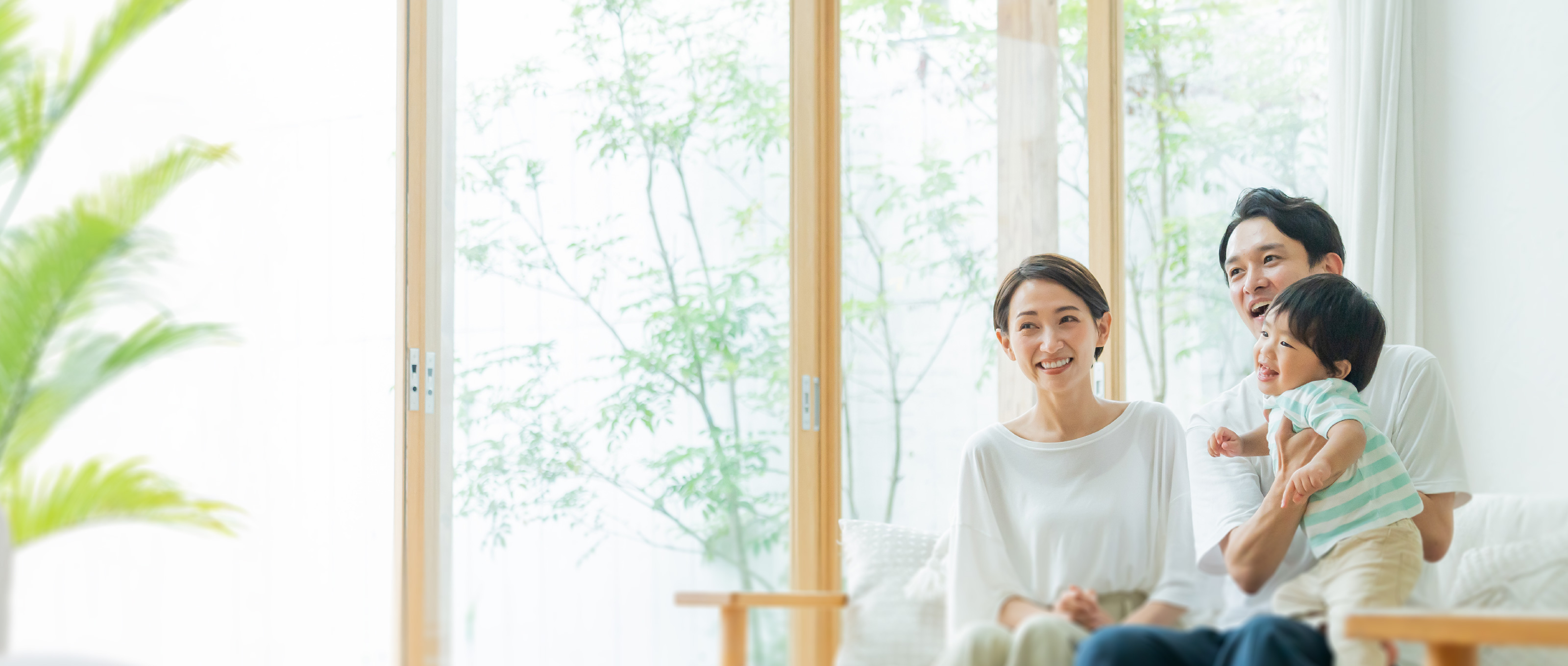 ASTEHOMEでくつろぐ家族
