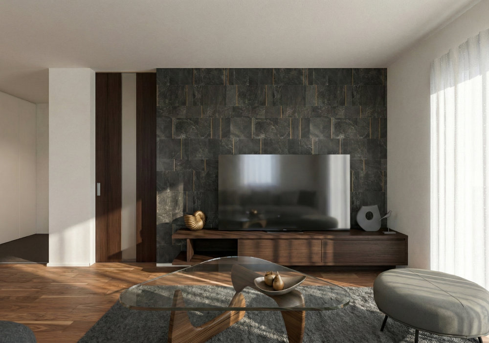黒い石目調のアクセントウォールとウォールナットのテレビボードがあるモダンなリビング。ガラス天板のコーヒーテーブルやグレーのラグを配し、自然光が差し込む上質なインテリア空間。